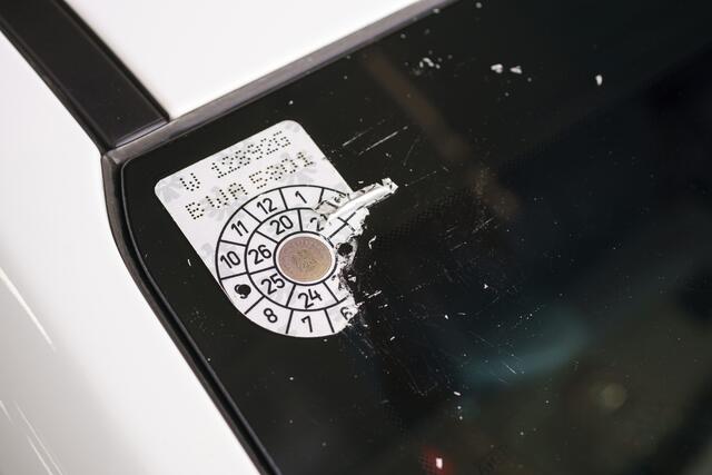 Ist das Pickerl beschädigt, sollte es so schnell wie möglich getauscht werden. | Foto: ARBÖ/Christian Hofer