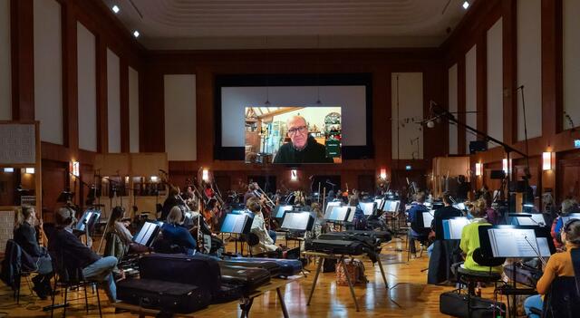 Regisseur Glen Keane war aus Los Angeles via Video-Wall "live" bei den Aufnahmen dabei