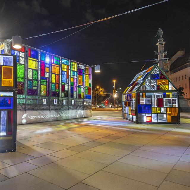 Symbol für Wachstum und Sicherheit am Praterstern: In zwei bunten Glashäusern spielt am Tag das Sonnenlicht und abends eine Lichtinstallation. | Foto: Mathias Swoboda