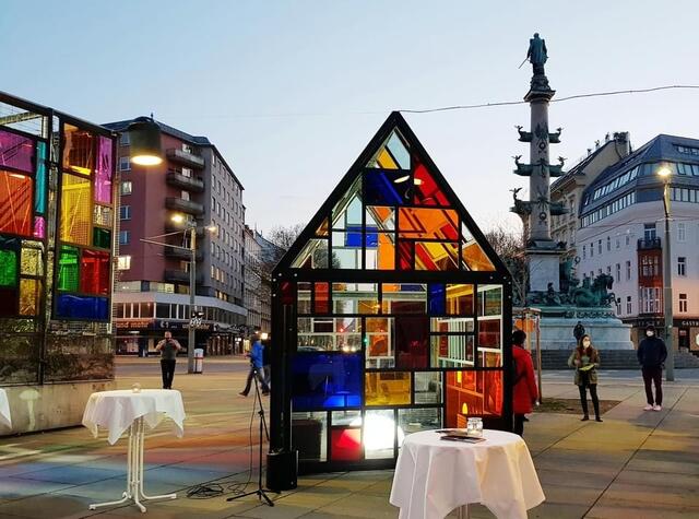 Symbol für Wachstum und Sicherheit am Praterstern: In zwei bunten Glashäusern spielt am Tag das Sonnenlicht und abends eine Lichtinstallation. | Foto: BV2
