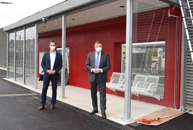 Infrastruktur-Landesrat Günther Steinkellner (rechts) und ÖBB-Projektleiter Thomas Fruhmann überzeugen sich vom Baufortschritt LILO-Haltestelle Untergaumberg vor Ort.  | Foto: ÖBB/Deopito