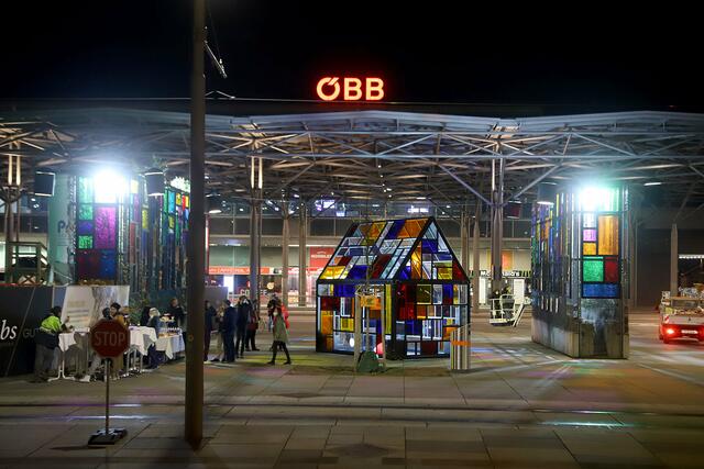 Auftakt für den neuen Praterstern: Die Lichtinstallation soll ein Symbol für Wachstum und Sicherheit sein.  | Foto: PID/Votava