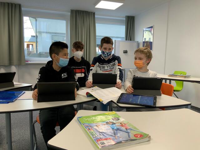 An der "digiTNMS" Peuerbach kommen auch Tablets zum Einsatz. Aber: Als Ergänzung, wie Schulleiter Hermann Waltenberger betont.