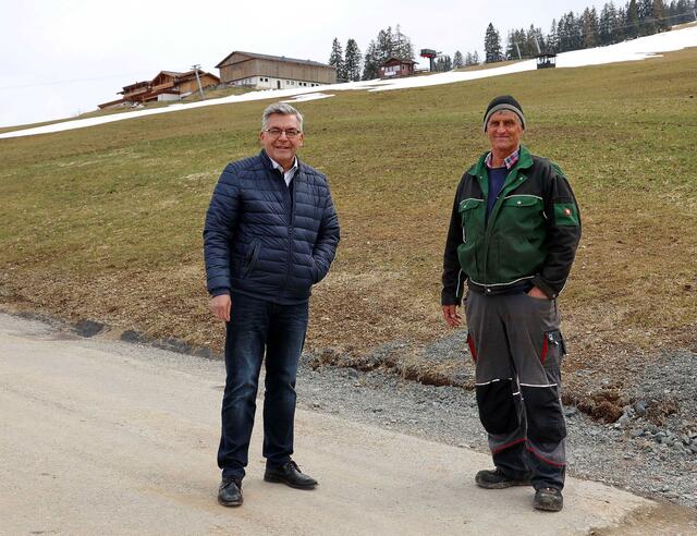 Landesrat Josef Schwaiger mit Peter Rieder vom Berggasthaus Hinterreit am (noch alten) Güterweg Schattberg in Maria Alm.