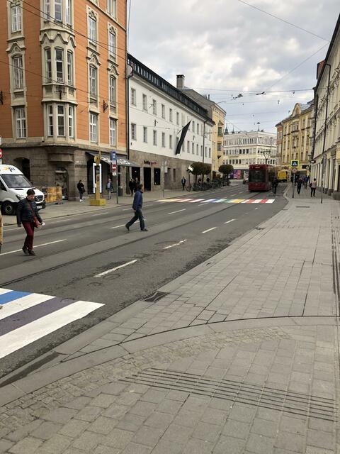 Am Markt- und Burggraben sind die beiden Regenbogen-Zebrastreifen.