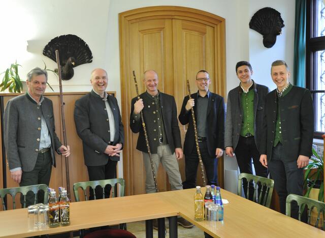 Lorenz Ninaus (5B-Jahrgang, 1. von rechts) und Georg Hiesmayr (5A-Jahrgang, 2. von rechts) als Vertreter der Jungjägerinnen und Jungjäger dankten Landesjägermeister Herbert Sieghartsleitner, Geschäftsführer Christopher Böck und Bezirksjägermeister Engelbert Zeilinger.