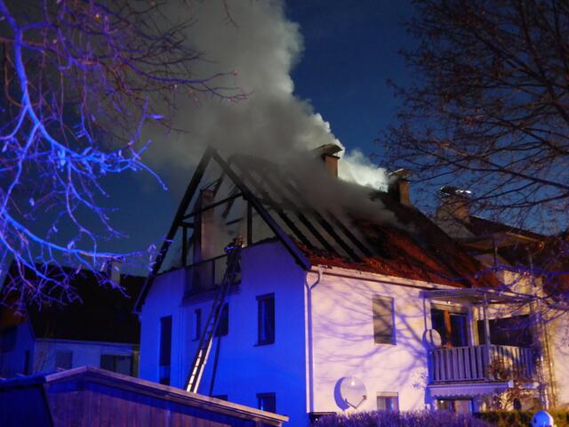 Die Feuerwehr bei den Löscharbeiten. | Foto: FF/Horn