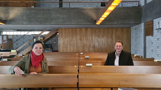 Simmerings Bezirksvorsteher Thomas Steinhart im Interview durch Pfarrerin Anna Kampl in der wegen Corona leeren Glaubenskirche  | Foto: Alexander Kislinger