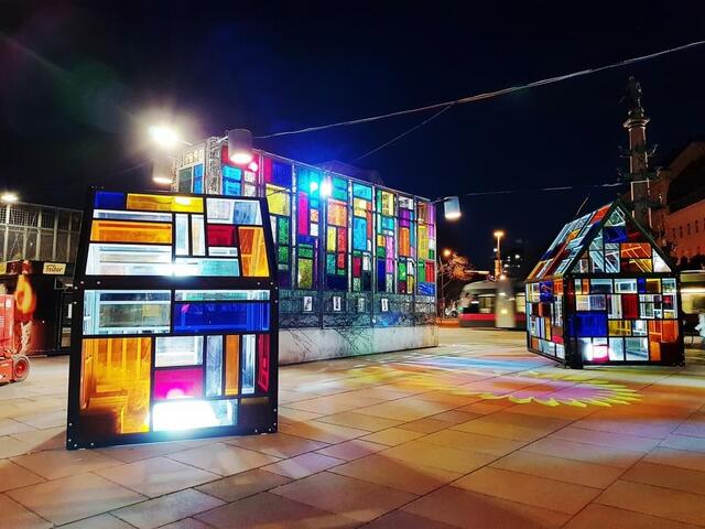 Ab sofort gibt es am Praterstern quasi Kunst im Vorbeigehen: In zwei bunten Glashäusern spielt am Tag das Sonnenlicht und abends eine Lichtinstallation. | Foto: BV2