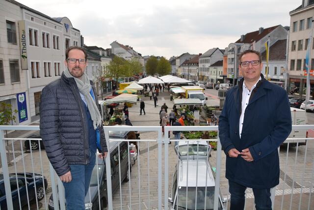 Amstettens "Vize" Markus Brandstetter und Bürgermeister Christian Haberhauer am bzw. über dem Bauernmarkt. Ab 29. Mai auch samstags. | Foto: Leitsberger