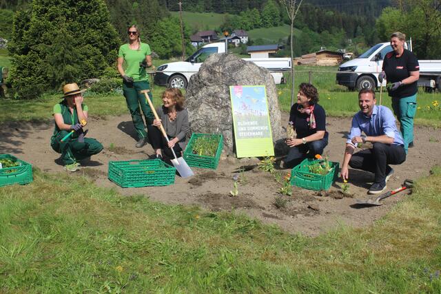Im vergangenen Jahr half Landesrätin Ursusla Lackner (3.v.r.) bei bei der Einpflanzaktion der Wildblumen im Veitschertal.