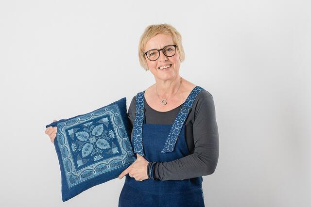 Die Blaudruckerei Wagner (im Bild: Maria Wagner) ist im MÜK-Haus mit Tischwäsche, Polstern und Taschen vertreten.  | Foto: Flora Fellner Fotografie