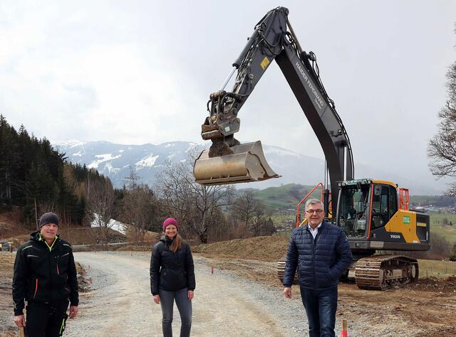 Der Güterweg Schattberg in Maria Alm wird neu gebaut. Am Foto: Herbert Schwaiger (Obmann Genossenschaft) , Julia Madlmayr (Bauleiterin Pinzgau) und LR Josef Schwaiger