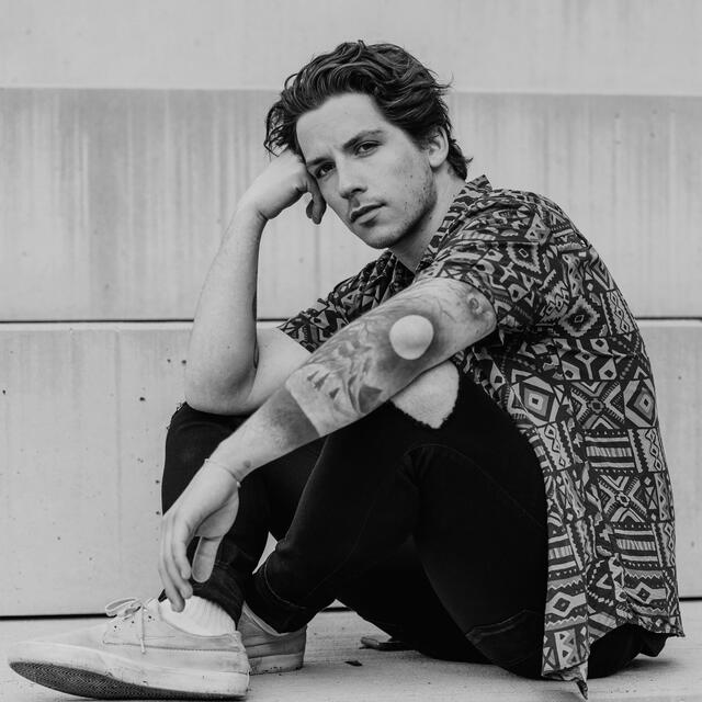 Der Oberländer Sänger und Musiker Daniel Fink ist mit einem neuen Song am Start.