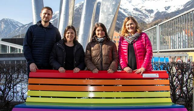 Präsentierten 2019 die zehn neue Regenbogenbänke als Signal für Gleichheit und Vielfalt in Innsbruck: StR Uschi Schwarzl (2. v.r.) und die GR Thomas Lechleitner, Julia Seidl und Dagmar Klingler-Newesely (v.l.).