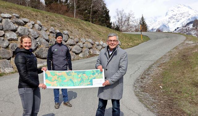 Der Güterweg Obersonnberg/Jufen in Maria Alm wird völlig neu errichtet. Im Bild: Julia Madlmayr (Land Salzburg) , Christian Rieß (Wegmeister, GWEV Salzburg) und Landesrat Josef Schwaiger.