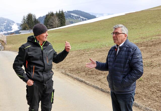 Der Güterwegprojekt Schattberg in Maria Alm wird neu gebaut – da gibt es viel zu besprechen. Am Foto: Herbert Schwaiger (Genossenschafts-Obmann) und Landesrat Josef Schwaiger