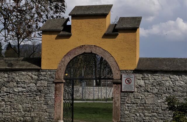 Die Schmierereien an Tor und Mauer wurden entfernt.