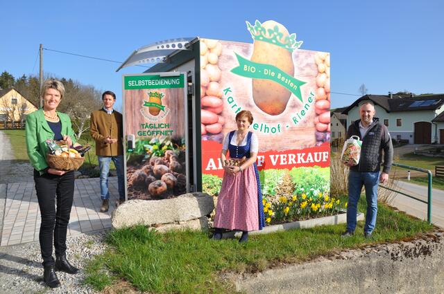 Vor dem Selbstbedienungsladen in Thaures (v.l.): Nationalrätin Martina Diesner-Wais, Manfred und Christa Riener, Landwirtschaftskammer-Bezirksobmann Markus Wandl. | Foto: Volkspartei Niederösterreich