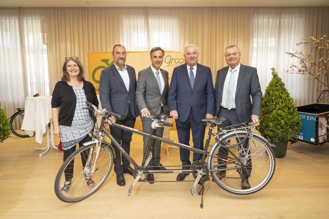 Politische Einigkeit beim Thema Radoffensive: Elke Kahr, Mario Eustacchio, Siegfried Nagl, Hermann Schützenhöfer, Anton Lang (Foto wurde vor Corona aufgenommen) | Foto: Stadt Graz/Fischer