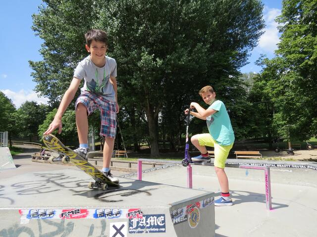 Ob Hindernisse zum Überspringen, Rampen oder Halfpipes: Skatern wird im Forsthauspark einiges geboten.