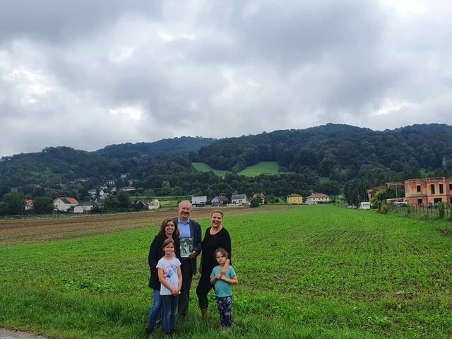 Hier wird der neue Generationenspielplatz entstehen. Im Bild: GGR Martin Heinrich, mit Gemeinderätin Sabine Sailer-Rockstroh und ihrer Tochter mit Kinder. (c) Gemeinde STAW