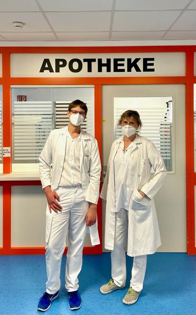 Florian Roitner, Leiter der Inneren Medizin 2, und Astrid Kaulbach, Leiterin der Apotheke am Krankenhaus Braunau. | Foto: KH Braunau