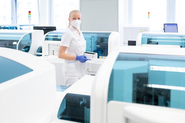 Im Rahmen der Akkreditierung wurden sämtliche
Mitarbeiter zu Methoden und Verfahren in der Analysestraße ausführlich befragt. | Foto: Klinikum Wels‐ Grieskirchen / Nik Fleischmann