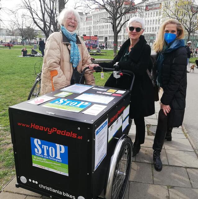 Mit dem Lastenrad verteilen die Frauen von StoP-Stadtteile ohne Partnergewalt Margareten Infomaterial und die Bücher von Karin Pfolz (in der Bildmitte: Maria Rösslhumer). | Foto: StoP-Stadtteile ohne Partnergewalt Margareten