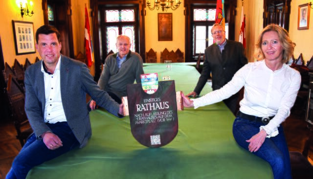 Gmundens Bürgermeister Stefan Krapf, Gerhard Meingast, August Mayer und Agnes Pauzenberger mit einer Hinweistafel.