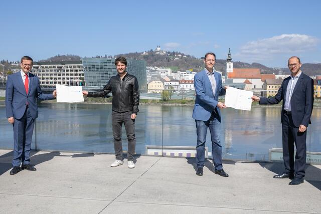 Wirtschafts-Landesrat Markus Achleitner, Johannes Sailer, Gründer FR Media GmbH, Thomas Rittenschober, Gründer Seven Bel GmbH, und Raphael Friedl, Geschäftsführer tech2b Inkubator GmbH (v. l.).