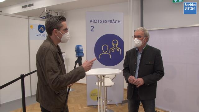 Bürgermeister Maximilian Igelsböck (ÖVP) im TV-Interview mit Redakteur Bernhard Schabauer (l.). | Foto: näherdrantv