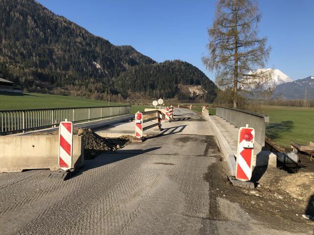 Im Sanierungsabschnitt wird der Verkehr wechselweise angehalten.