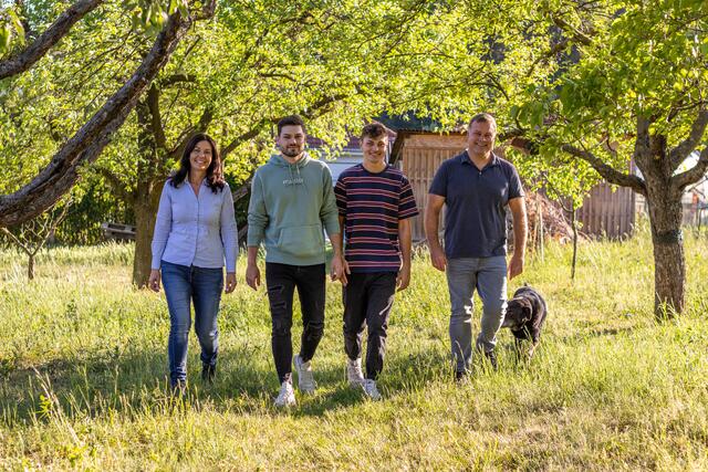 Bürstenmacherin Melanie Eckhardt (45) mit ihren Söhnen Alexander (24) und Tobias (18), Ehemann Gerald (48) und Labradorhündin Lilli (9) | Foto: Julia Hahnekamp
