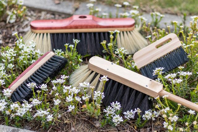 Handgemachte Bürsten und Besen | Foto: Julia Hahnekamp