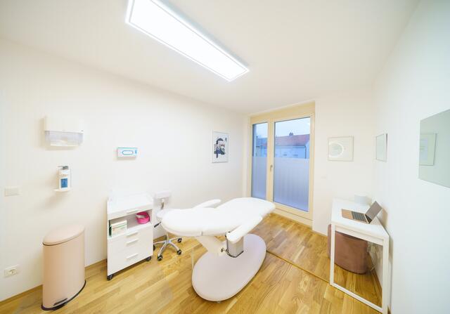 In ihrer modernen Ordination führt sie diverse Behandlungen durch. | Foto: Kern Aesthetics