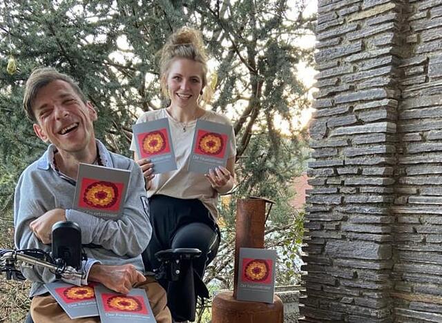 Kraftvolles Duo: Karl Hirschmann hat mithilfe seiner Betreuerin Viktoria Höfler in Zeiten des Corona bedingten Daheimbleibens endlich seinen großen Traum von einem eigenen Buch verwirklichen können. | Foto: Tina Hirschmann 