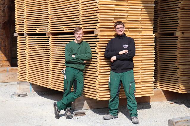 Die Firma Ferstl Holz in Burgauberg bildet aktuell die beiden Lehrlinge Nico Dorfstätter (li.) und David Posch zum Säge- und Holztechniker aus. | Foto: Ferstl Holz