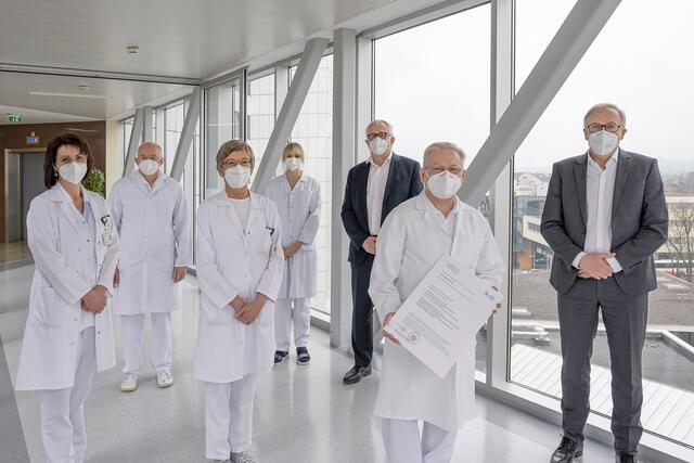 Anita Stelzhammer (Labor Leiterin QM‐Team), Oberarzt Josef Seier, Oberärztin Gertraud Wallner‐Holter, Sandra Achleitner, leitende Biomedizinische Analytikerin, Ärztlicher Leiter Thomas Muhr, Klinikum‐Geschäftsführer Dietbert Timmerer, Prim. Univ.‐Doz. Alexander Haushofer. | Foto: Klinikum Wels‐ Grieskirchen / Nik Fleischmann