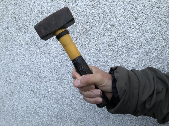Der Mann soll seine seine Lebensgefährtin durch Schläge mit einem Fäustel auf ihren Kopf und durch Messerstiche und Schnittverletzungen im Halsbereich vorsätzlich getötet zu haben.