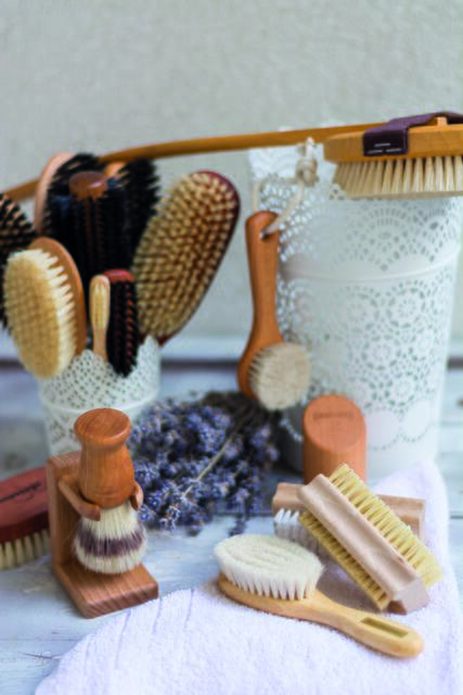Diverse Bürsten und Besen für die Körperpflege | Foto: Julia Hahnekamp