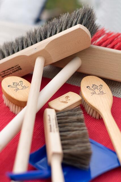 Diverse Bürsten und Besen für Kinder | Foto: Julia Hahnekamp