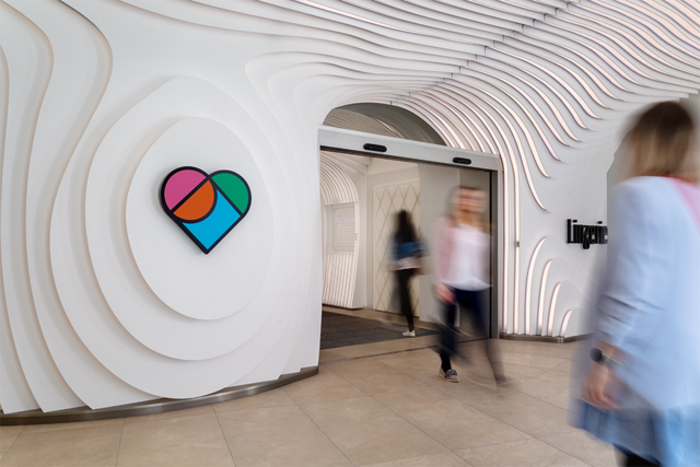 Der Eingangsbereich der "Linzerie" von der Landstraße aus wurde von Studierenden der Kunstuniversität Linz gestaltet. | Foto: Sparkasse OÖ