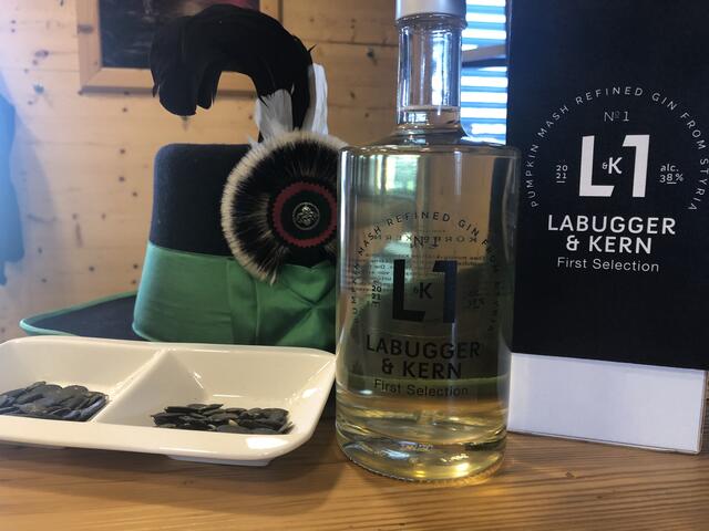 Der Kernöl-Gin von Labugger und Kern hat eine goldig-grüne Farbe.
