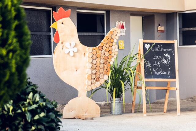 Wie könnte es anders sein – ein Huhn begrüßt die Besucher und lädt zum Ab-Hof-Einkauf ein.