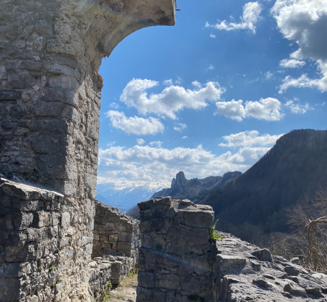 Blick von der Ruine Gutrat auf die Barmsteine. | Foto: Stephan Jobke