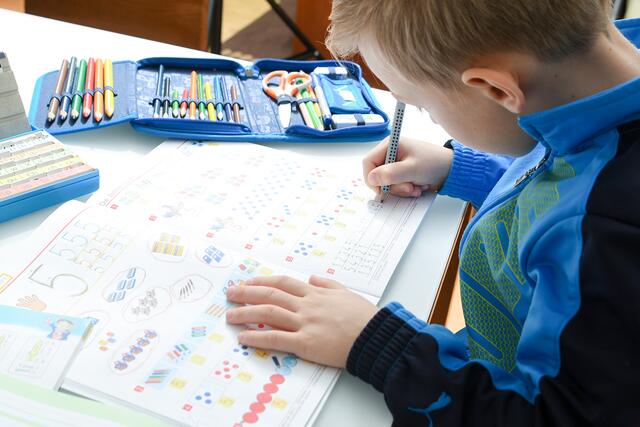 Seit März 2020 sind die Schulen meist im Distance-Learning oder im Schichtbetrieb, der Bildungswissenschaftler Stefan Hopmann hat dazu eine klare Meinung:  „Dass unter den CoV-Zwangsmaßnahmen „business as usual“ an den Schulen gespielt wird und man erwarte, die üblichen Lehrinhalte und Mengen den Schülern zumuten zu können, ist schlichtweg absurd.“ | Foto: Scharinger