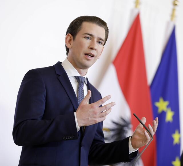 Am 19. Mai sperrt Österreich wieder auf. Voraussetzung dafür sind Zutrittstests sowie strenge Masken- und Registrierungspflicht. Das sagten Bundeskanzler Sebastian Kurz (ÖVP) und Vizekanzler Werner Kogler (Die Grünen) bei einer Pressekonferenz. | Foto: Andy Wenzel/BKA