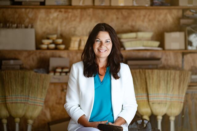 Melanie Eckhardt in der Bürstenwerkstatt | Foto: Nicole Stessl Photography