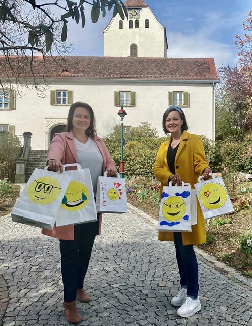 Nina Darnhofer, Nadja Rechberger und das Team von Stadtmarketing und Tourismus laden am 7. Mai 2021 zu einer besonderen Shoppingtour durch die Weizer Innenstadt ein.